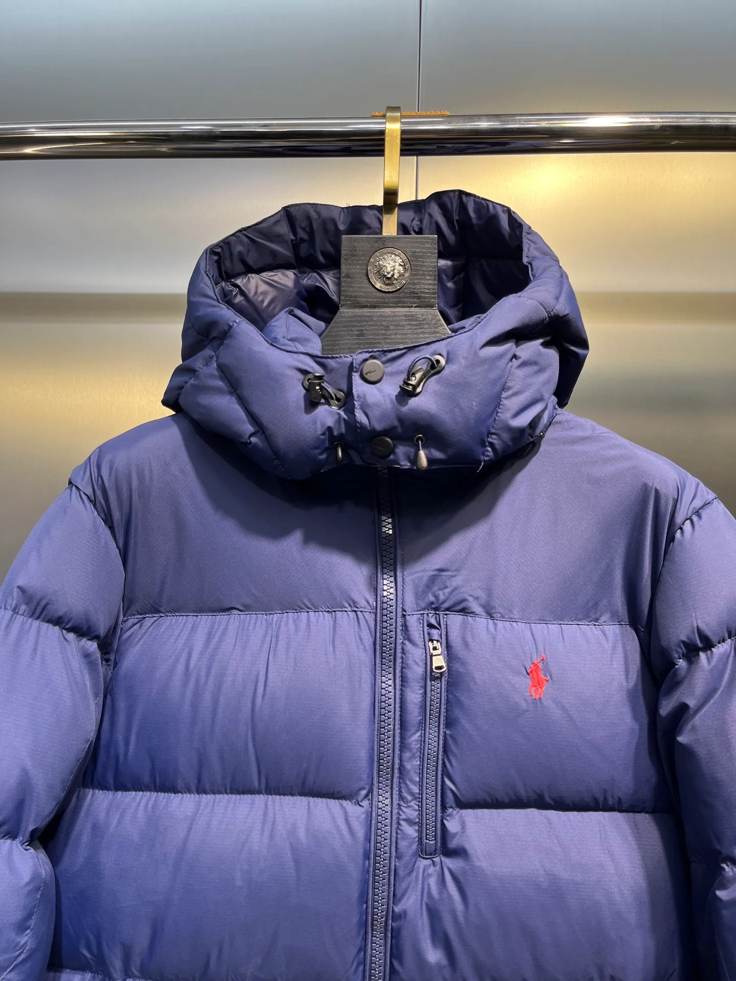 P980 Ralph Lauren polo unisex matte down jacket. Ralph is going crazy this year. The upper body fabric of major internet celebrities has a double-layer shin feel, which is full of weight! It's not as heavy as a regular jacket, and the ordinary cotton material feels really different. This one is super comfortable, soft and stylish, and has a green plaid interior that has a retro movie fashion feel! ✅Original custom-made 40D plaid four-level waterproof fabric, waterproof and anti-static fabric, exclusively using the original single-layer fabric method. The use of single-layer fabric has tested that the fabric and down must meet the standards to prevent velvet running, and ensure the feel and bulkiness. The interior is made of nylon double-layer sealing design, which will not cause any velvet running phenomenon. The adjustable hem with built-in drawstring buckle can prevent wind and cold. ✅ Silhouette jacket The upper body shape is super good, and the LOGO design on the chest is prominent. It is a style highly recommended by foreign bloggers. ✅Original original data layout, coordinated, loose, warm, fashionable, real original internal data, tolerant version. ✅Imported Behringer embroidery machine, custom-made 10,000-needle electric embroidery, using imported No. 7 needles, imported embroidery thread, ensuring that each word is full, three-dimensional and clear, and can be called the most expensive embroidery logo. ✅It is filled with national standard 80% white duck down, which has better thermal insulation performance, is light and not heavy, and has good fluff recovery after compression! ✅RDS certified high-quality 700 high fluffy white duck down filling ✅The zipper is customized from the Yoshida RL factory, with clear engravings and perfect and smooth texture ✅Accessories and buttons are all developed using the original version The fit is loose but not baggy. The size is just right and not picky. The dropped shoulder design modifies the shoulders without making them look bulky. This silhouette is a style that will never go out of style. The upper body is also very durable and recognizable. The loose and reasonable fit can be worn by both men and women. It is easy to create a clean and refreshing youthful look. Size: S M L XL XXL